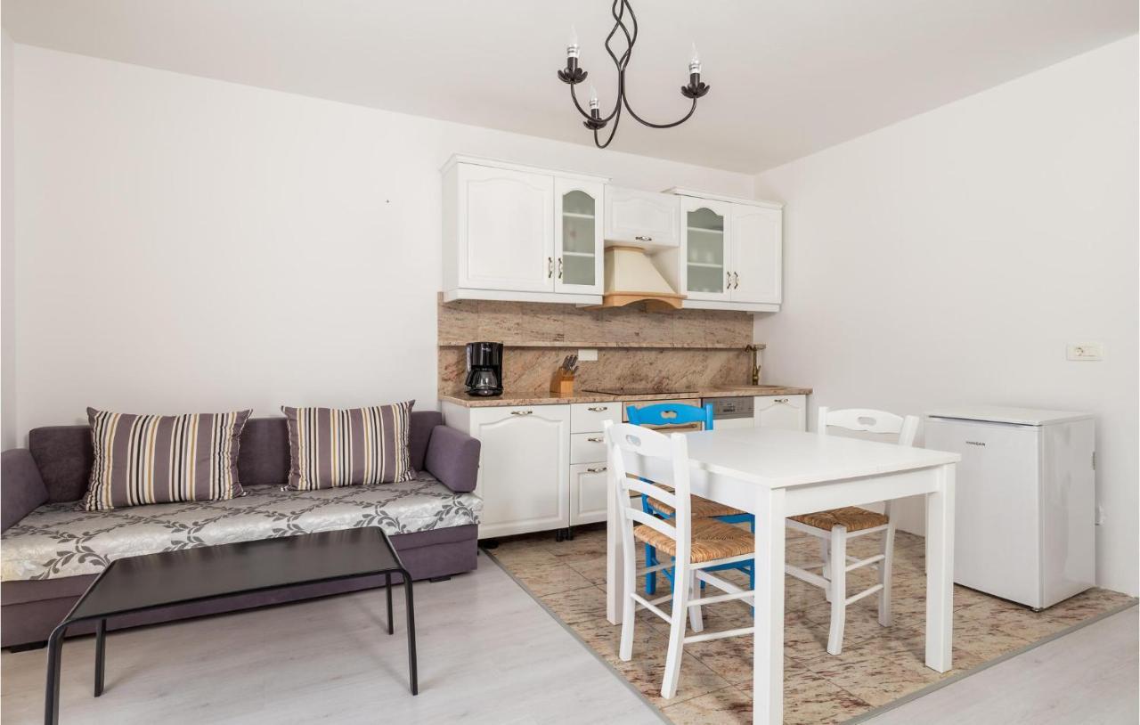1 Bedroom Gorgeous Apartment In Mošćenička Draga Esterno foto